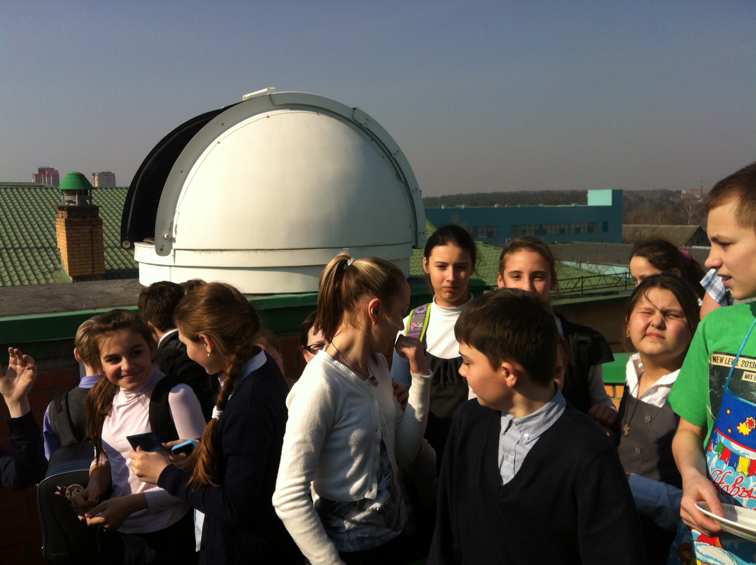 Мы наблюдаем солнечное затмение в школьной обсерватори