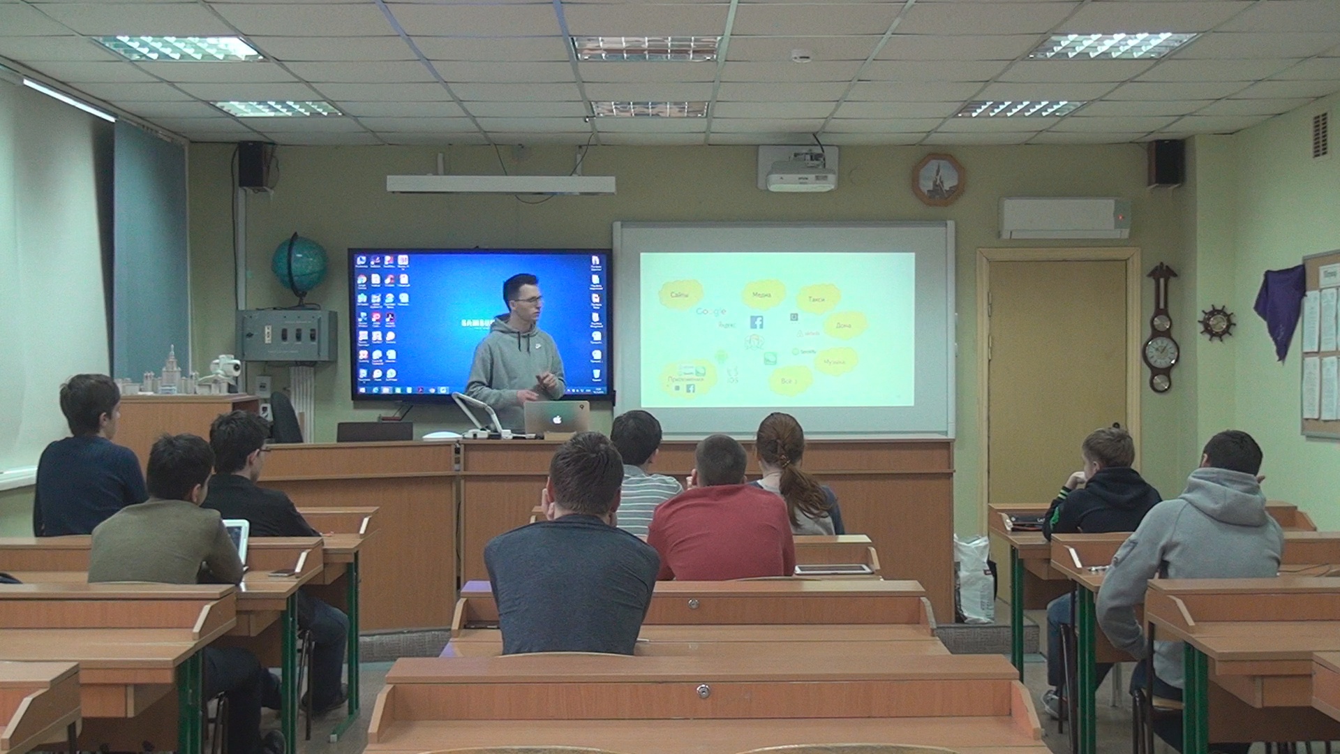 Курс IT читает инженерному классу сотрудник Яндекса Игорь Колодкин