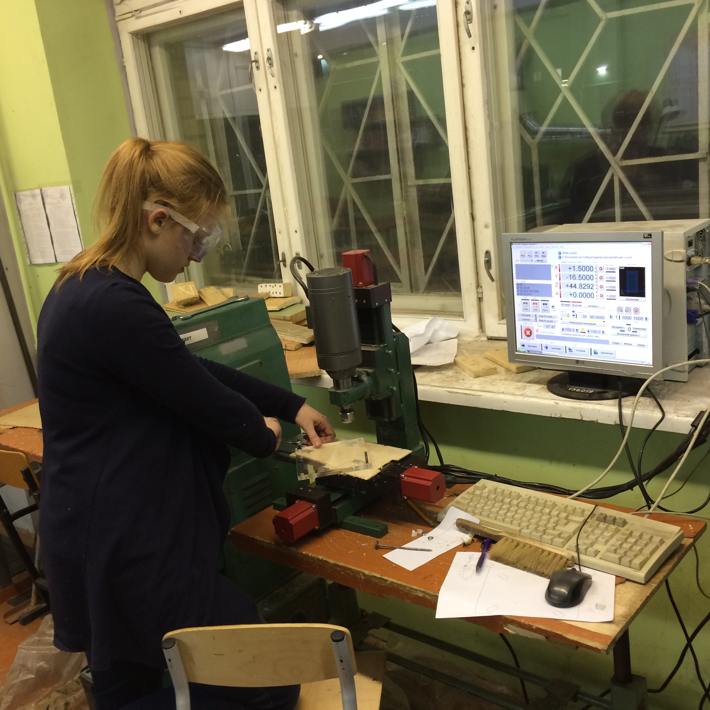 На фрезерном станке ЧПУ Аня Абрамова изготавливает макет будущего космического спутника
