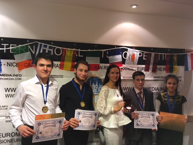 Победители фестиваля с дипломами и медалями