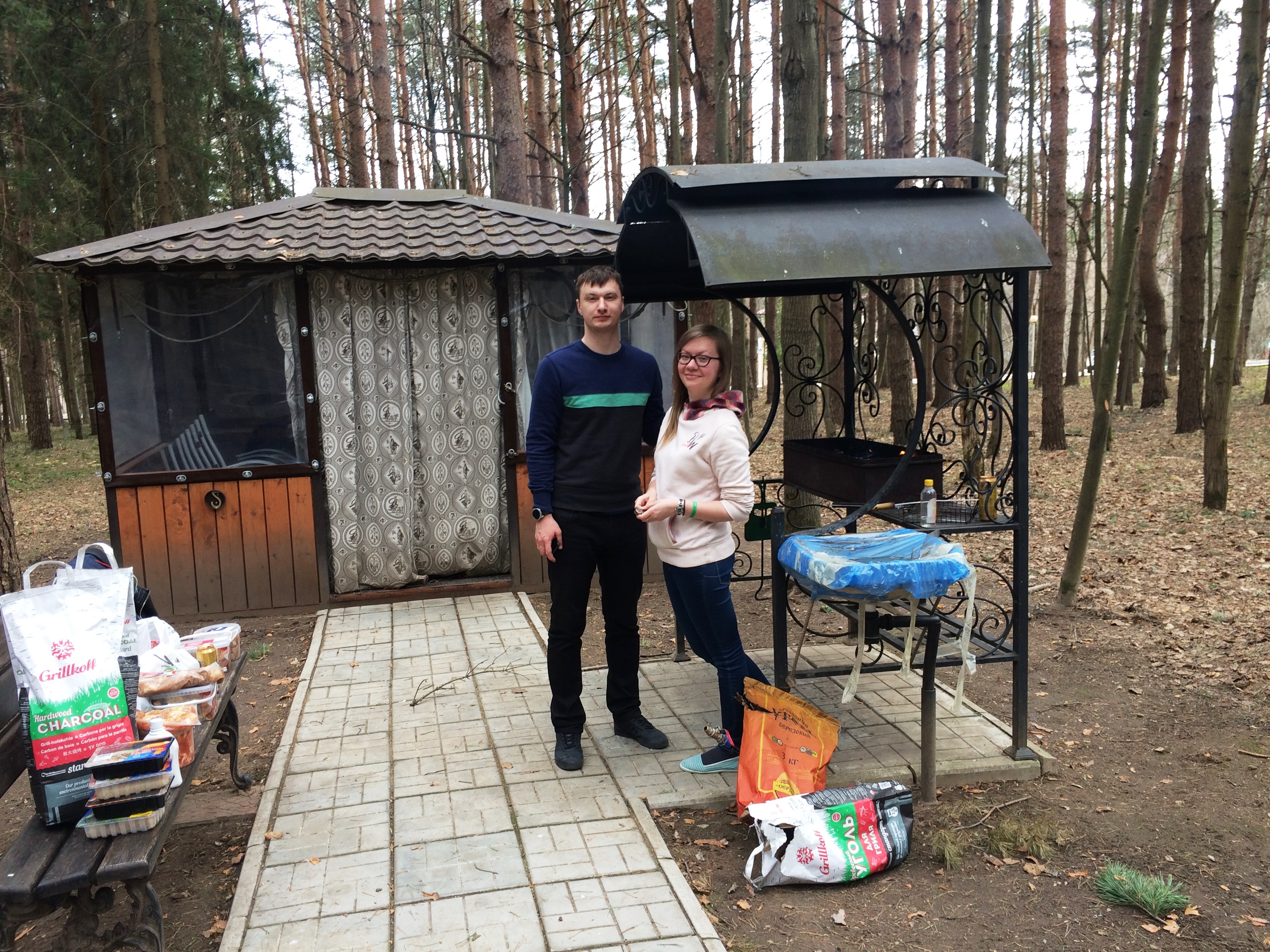 Павел Чеботарев и Юля Старостина традиционно готовыт шашлыки на всю нашу команду