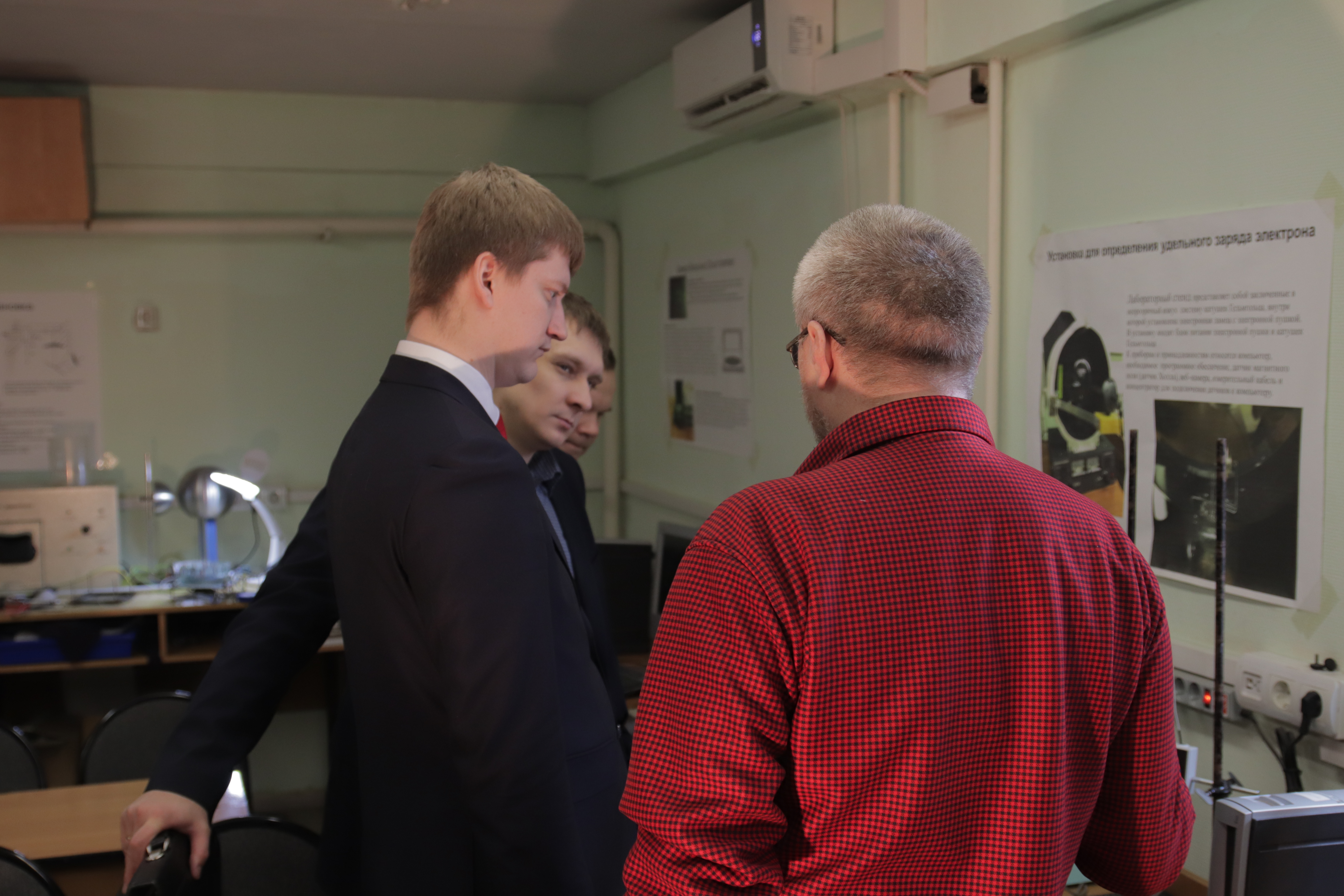 Экскурсию в нанолаборатории для руководства НПО Луч проводит соруководитель проекта Школьный космический телескоп А. Ю. Цуцких