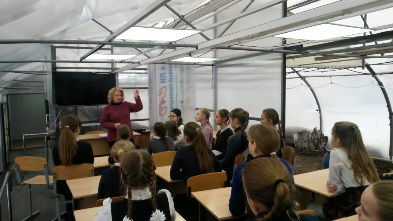 Нина Павловна ведет урок технологий в классе оранжереи