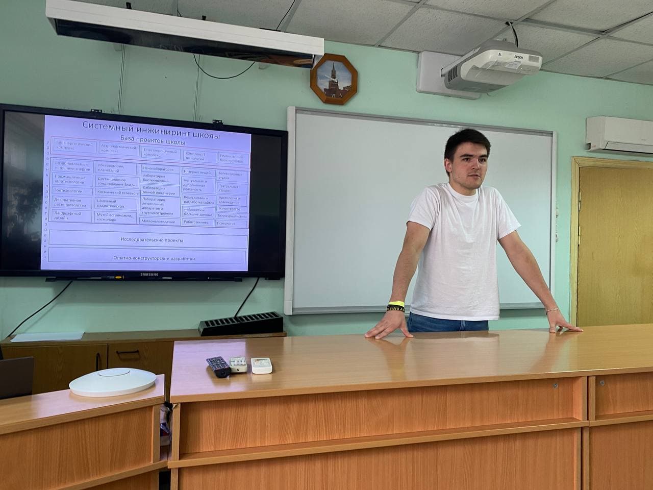 Киселёв Андрей выступает с рассказом о школьной телестудии.